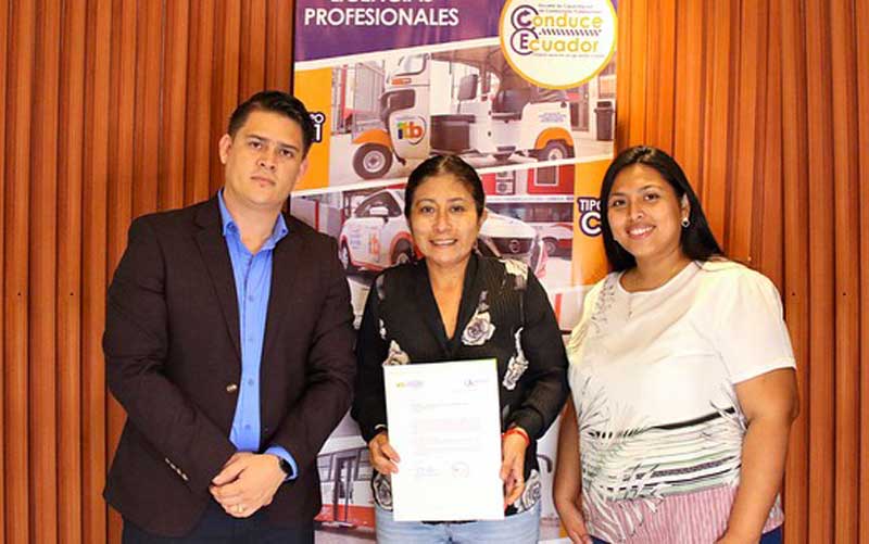 ITB y Prefectura del Guayas se unen para entregar 3 becas completas