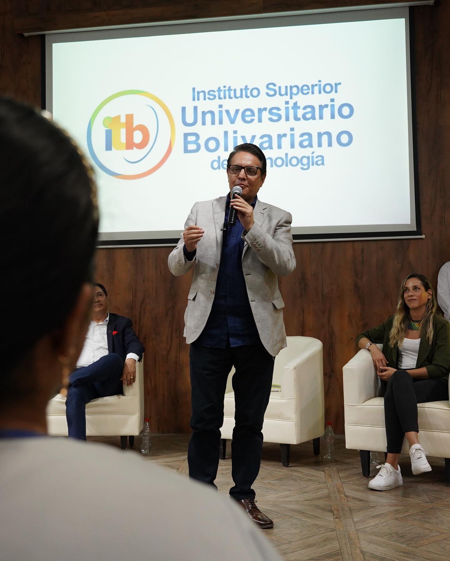 Estudiantes del ITB conocen las propuestas del binomio Fernando Villavicencio y Andrea González