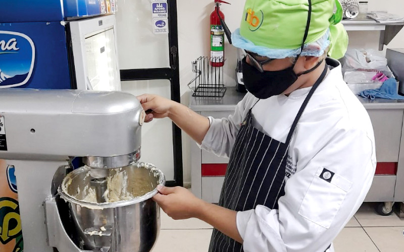 ¡Logramos realizar la torta navideña más grande de la ciudad! Estudiantes de la carrera Tecnología Superior en Gastronomía, junto a la Academia Pastel