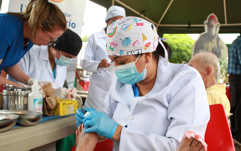 Estudiantes y docentes de la carrera Tecnología Superior en Podología del (ITB) participaron en la Primera Feria de la Salud