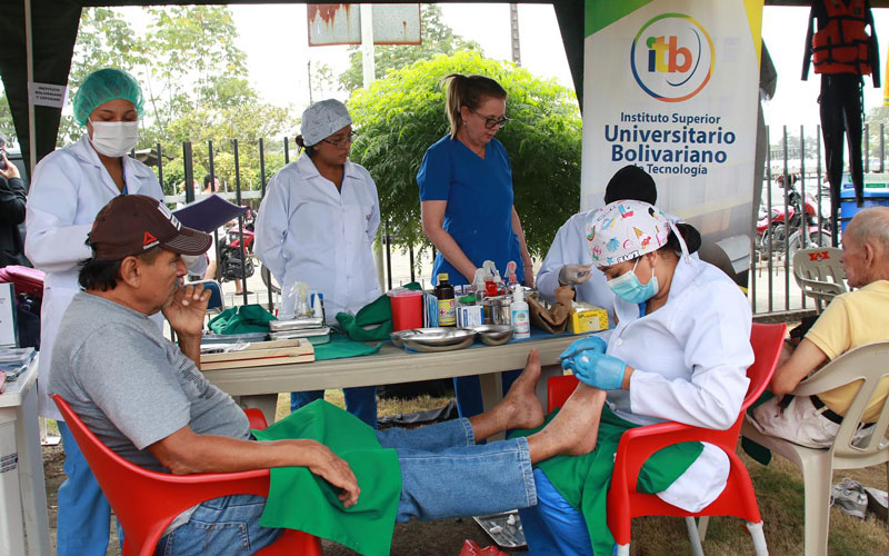 Estudiantes y docentes de la carrera Tecnología Superior en Podología del (ITB) participaron en la Primera Feria de la Salud