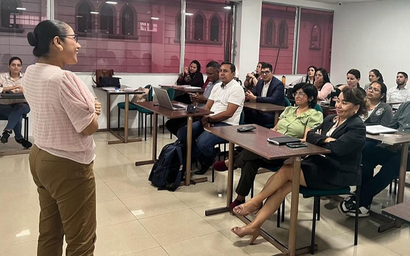 Personal administrativo y académico participan en charlas sobre inclusión social