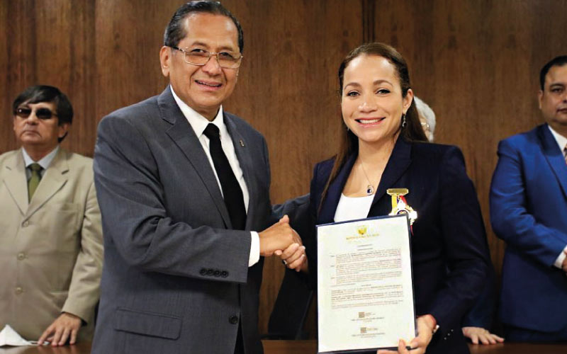 Reconocimiento a los médicos destacados por la Asamblea Nacional. Felicitaciones a la Dra. Rosangela Caicedo Quiroz