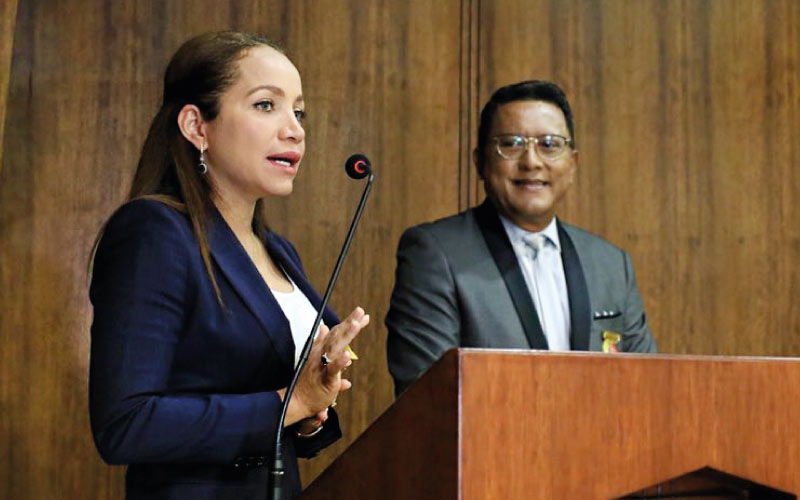 Reconocimiento a los médicos destacados por la Asamblea Nacional. Felicitaciones a la Dra. Rosangela Caicedo Quiroz