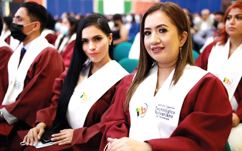 Ceremonia de graduación de los nuevos profesionales del Ecuador