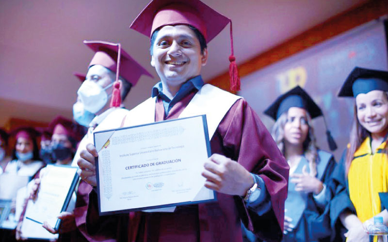 Ceremonia de graduación de los nuevos profesionales del Ecuador