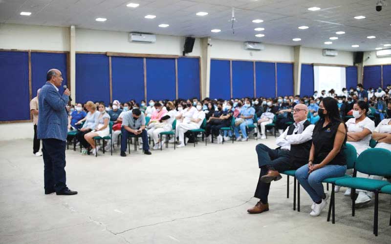 Estudiantes de las carreras de salud asisten a conversatorio importante sobre las consecuencias del dopaje en un deportista