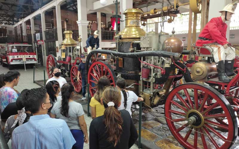Estudiantes de la carrera Tecnología Superior en Guía Nacional de Turismo visitaron el Museo del Bombero Félix Luque Plata