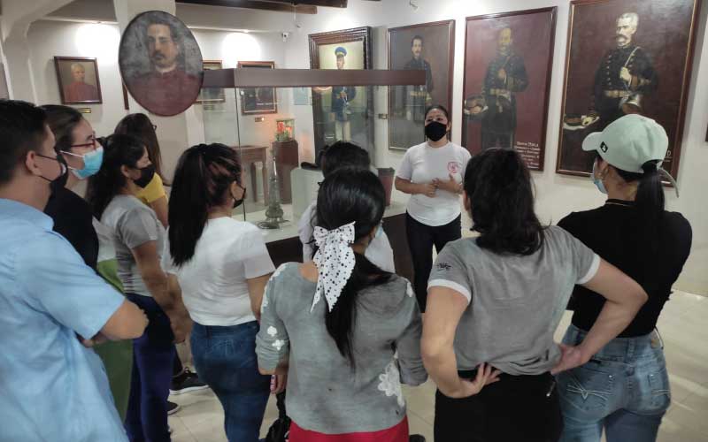 Estudiantes de la carrera Tecnología Superior en Guía Nacional de Turismo visitaron el Museo del Bombero Félix Luque Plata