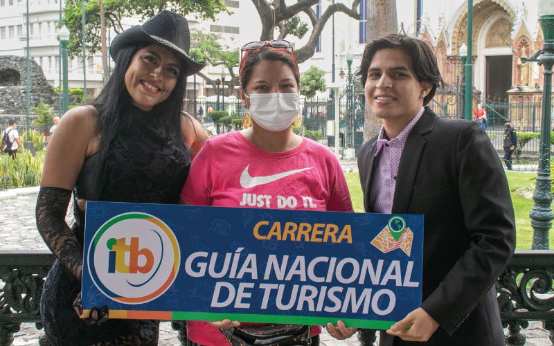 Estudiantes de la carrera Guía Nacional de Turismo orientaron a turistas y ciudadanos durante su recorrido por la ciudad