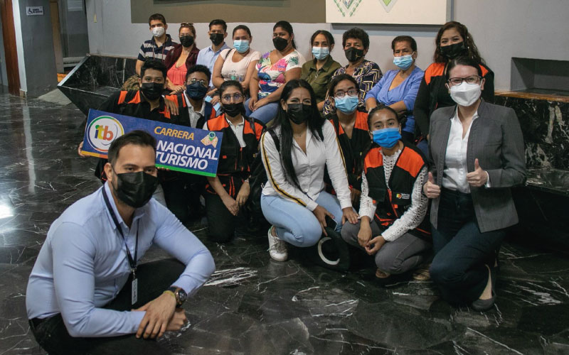 Estudiantes de la carrera Guía Nacional de Turismo orientaron a turistas y ciudadanos durante su recorrido por la ciudad