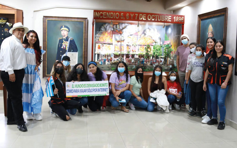 Estudiantes de la carrera Guía Nacional de Turismo orientaron a turistas y ciudadanos durante su recorrido por la ciudad