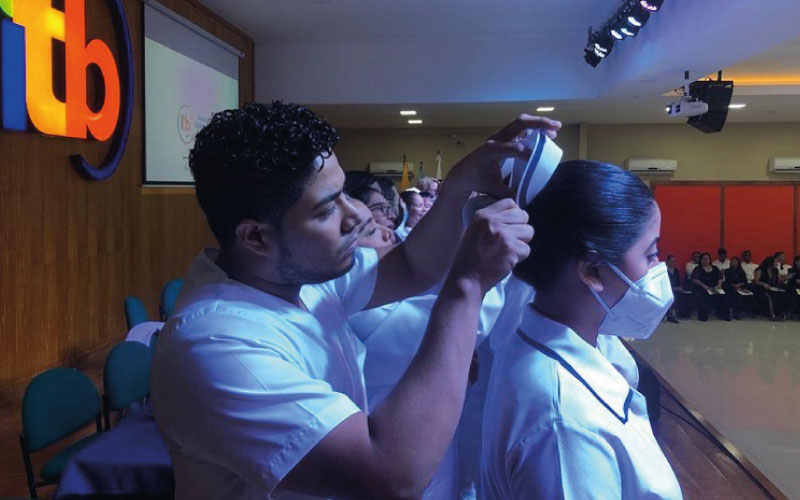 Imposición de cofias y botones a estudiantes de Enfermería Se llevó a cabo la segunda jornada de la ceremonia de la luz