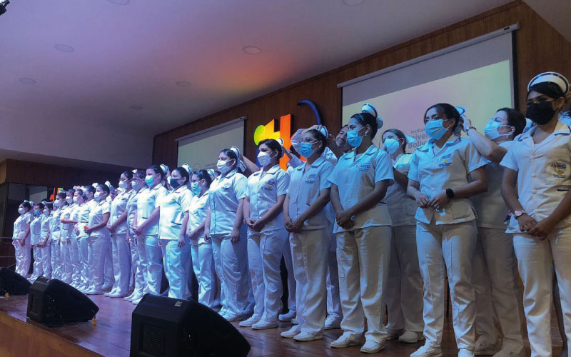 Imposición de cofias y botones a estudiantes de Enfermería Se llevó a cabo la segunda jornada de la ceremonia de la luz