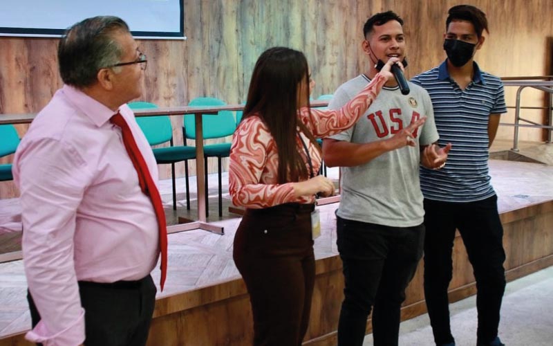 Estudiantes de la Facultad de Ciencias Empresariales y Sistemas