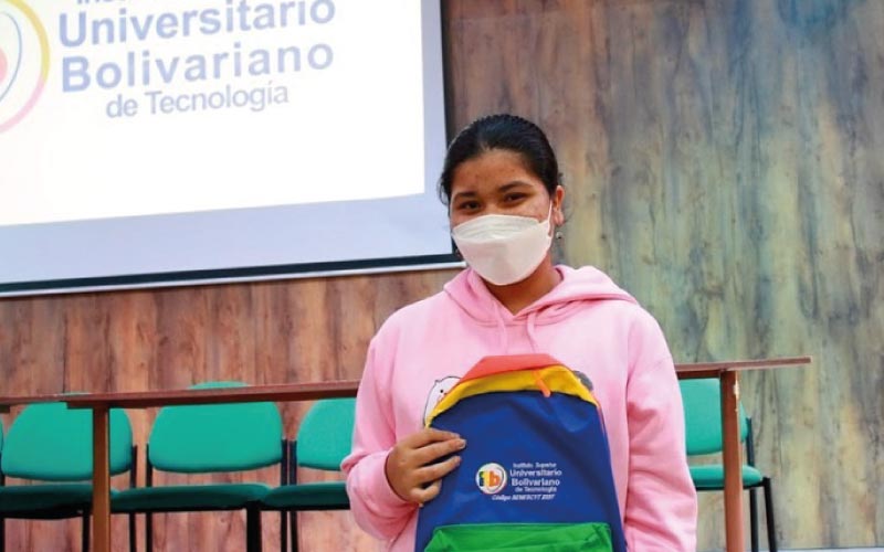 Estudiantes de la Facultad de Ciencias Empresariales y Sistemas