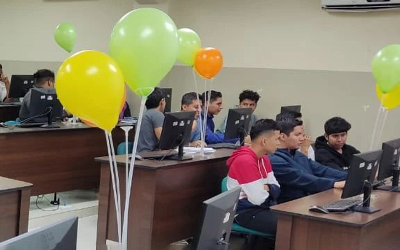 Los estudiantes de la carrera Tecnología Superior Universitaria en Desarrollo de Software del paralelo DUSS02 