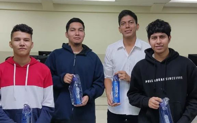 Los estudiantes de la carrera Tecnología Superior Universitaria en Desarrollo de Software del paralelo DUSS02 