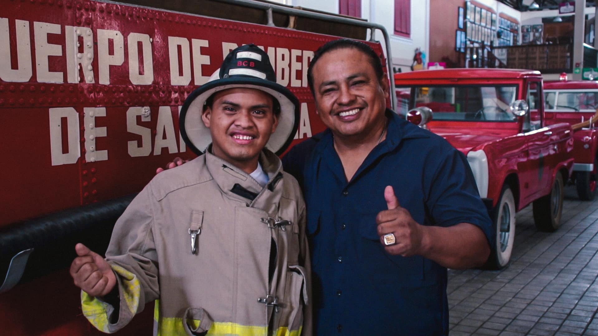 Estudiantes de Turismo guían a niños en su visita al Museo de los Bomberos