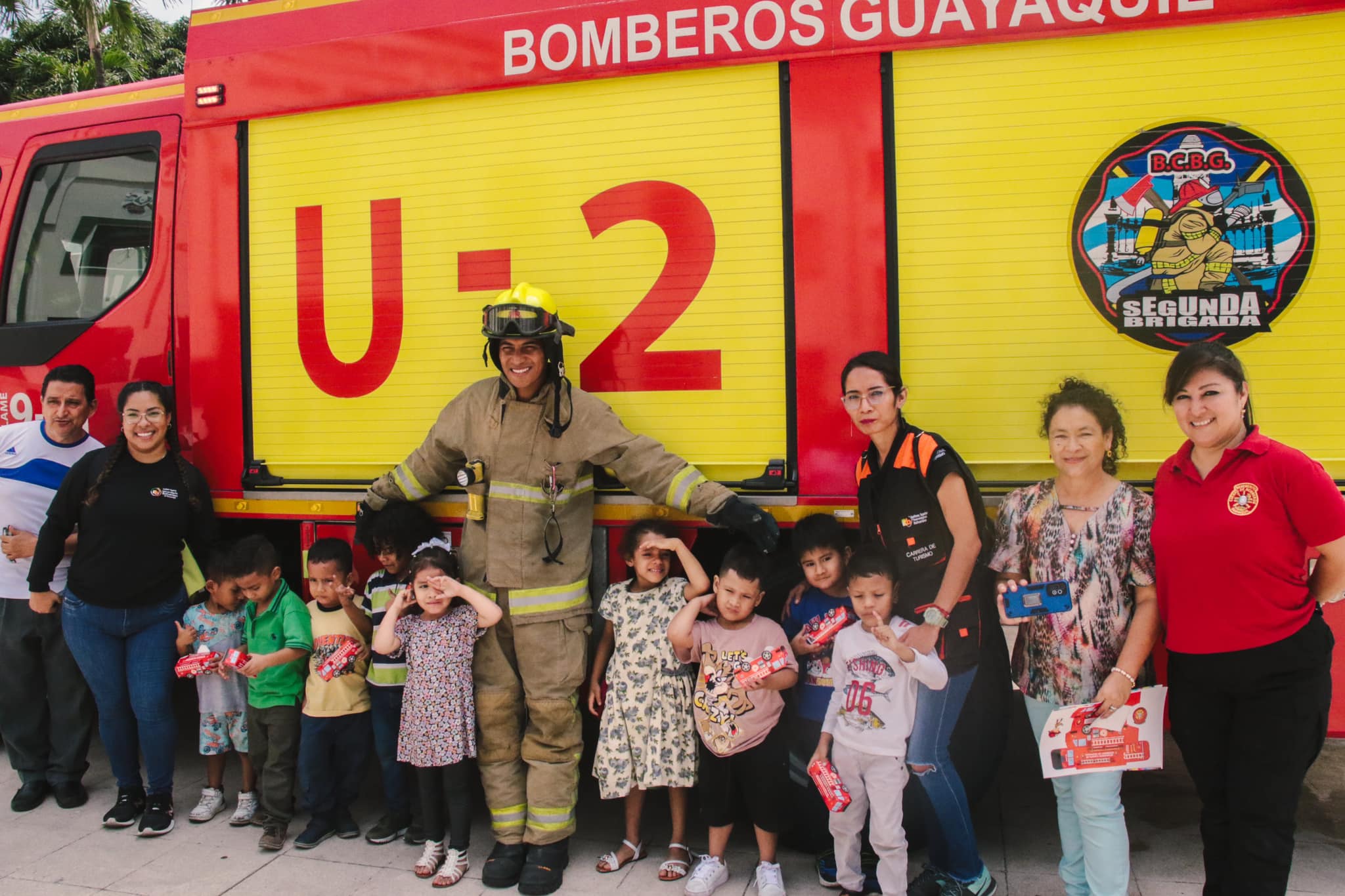 Estudiantes de Turismo guían a niños en su visita al Museo de los Bomberos
