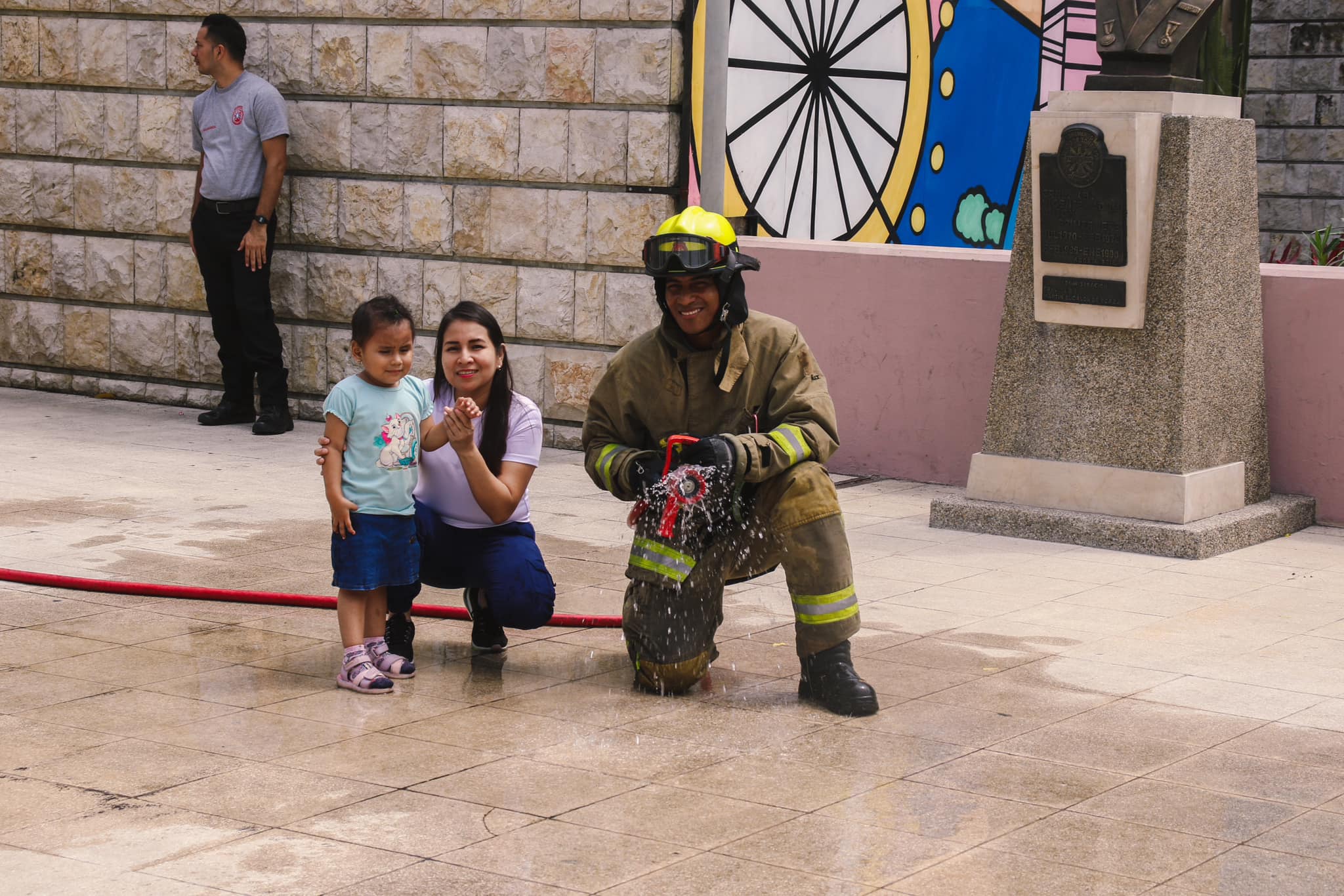 Estudiantes de Turismo guían a niños en su visita al Museo de los Bomberos