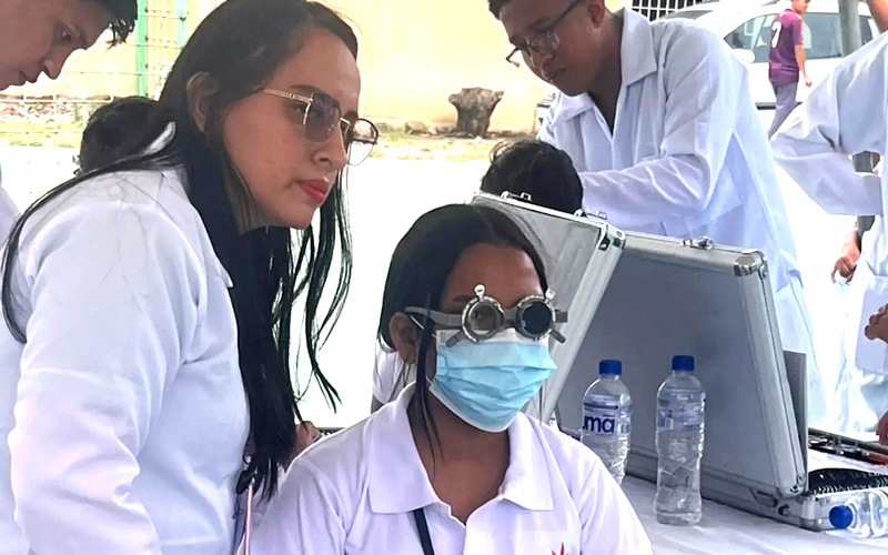 Estudiantes de Optometría realizan campañas visuales en varios puntos de la ciudad