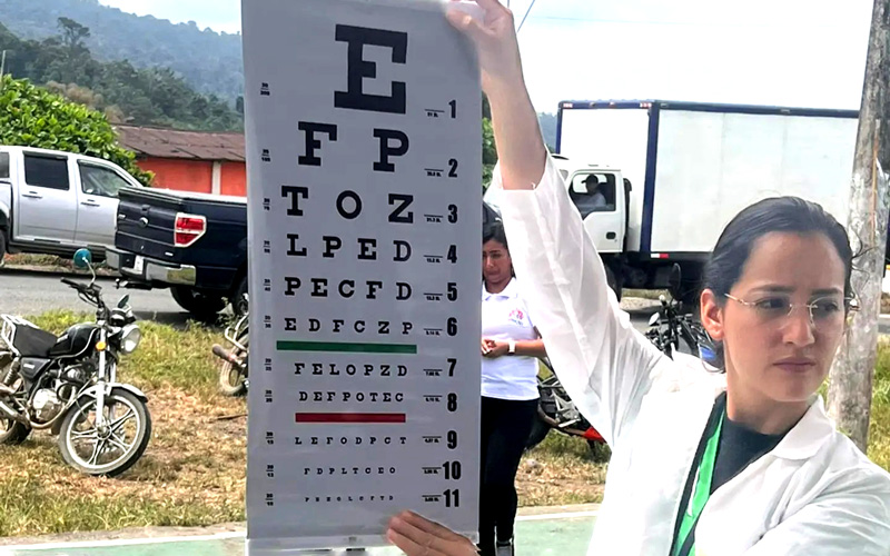 Estudiantes de Optometría realizan campañas visuales en varios puntos de la ciudad