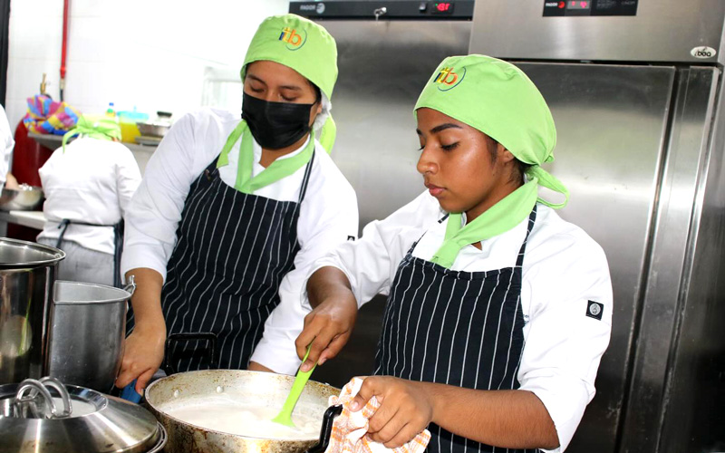  Estudiantes de Gastronomía conmemoran la Independencia de Guayaquil con una Fiesta de Sabores.