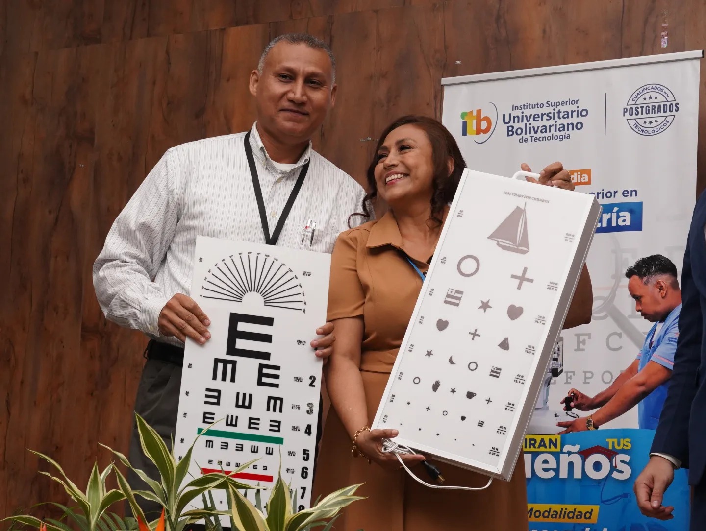 350 asistentes participaron en la Jornada Académica por el Día Mundial de la Visión.