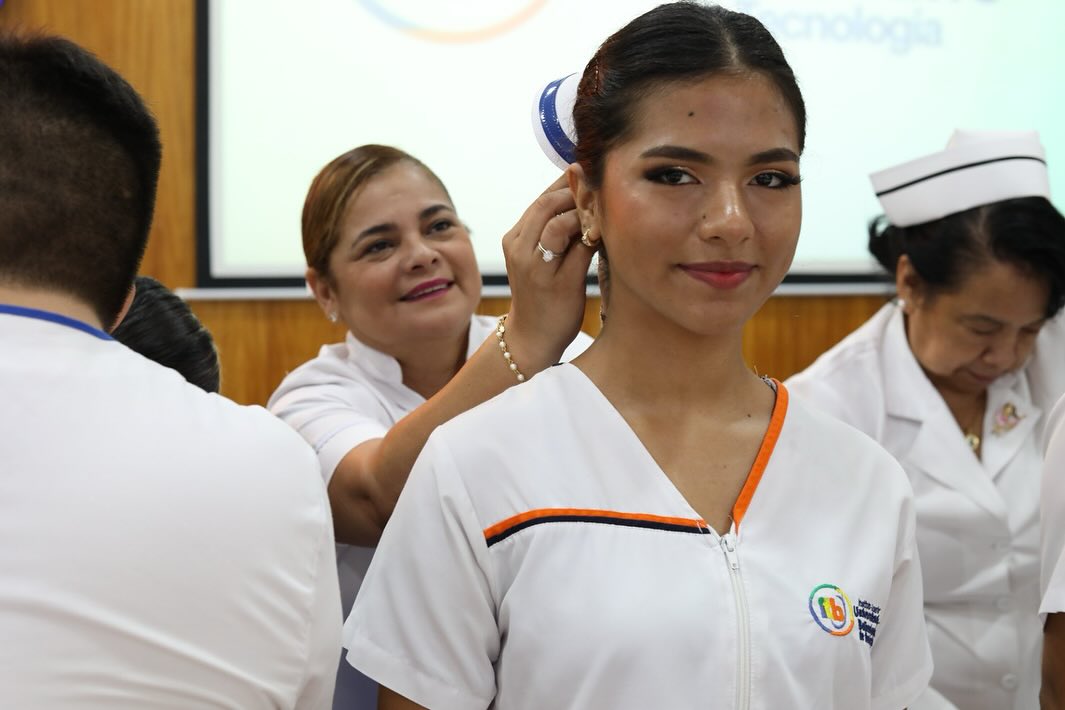 Trigésima Quinta Imposición de Cofias y Distintivos a estudiantes de Enfermería