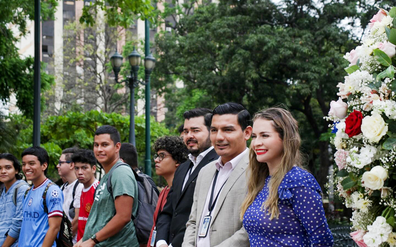Estudiantes y docentes del ITB rinden homenaje en el Día del Escudo Nacional del Ecuador.