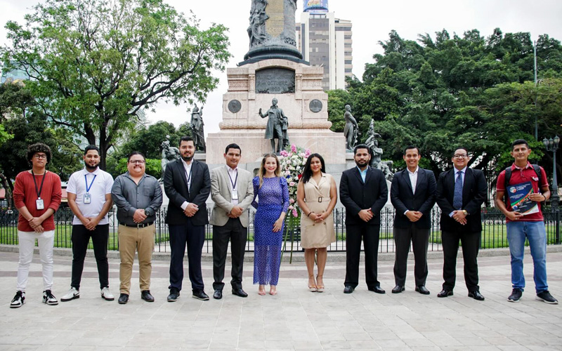 Estudiantes y docentes del ITB rinden homenaje en el Día del Escudo Nacional del Ecuador.