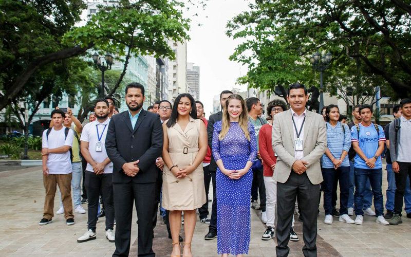 Estudiantes y docentes del ITB rinden homenaje en el Día del Escudo Nacional del Ecuador.