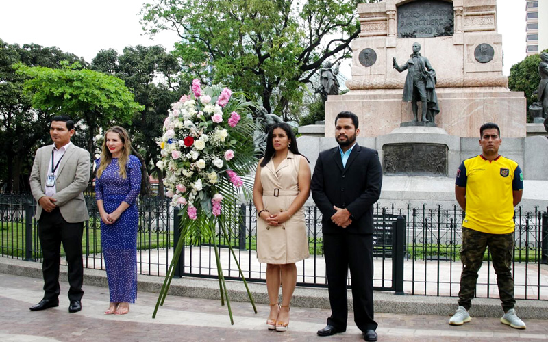 Estudiantes y docentes del ITB rinden homenaje en el Día del Escudo Nacional del Ecuador.