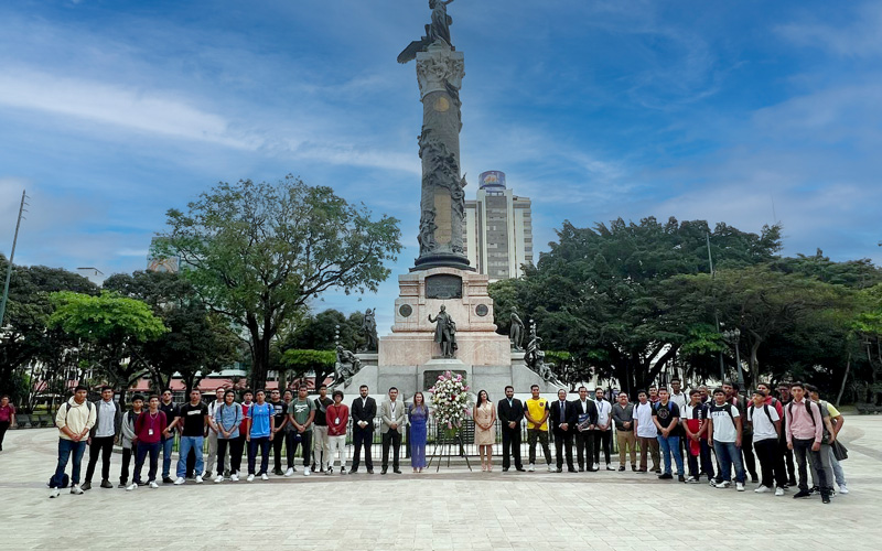 Estudiantes y docentes del ITB rinden homenaje en el Día del Escudo Nacional del Ecuador.