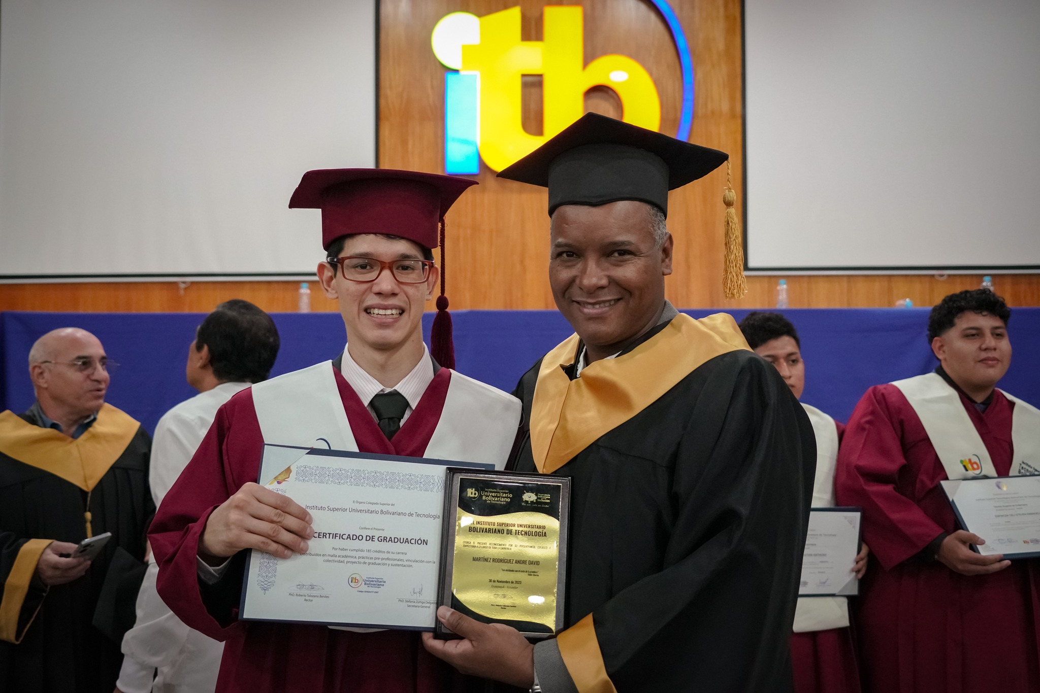  ITB celebra el éxito de 350 Graduados de FASSS 