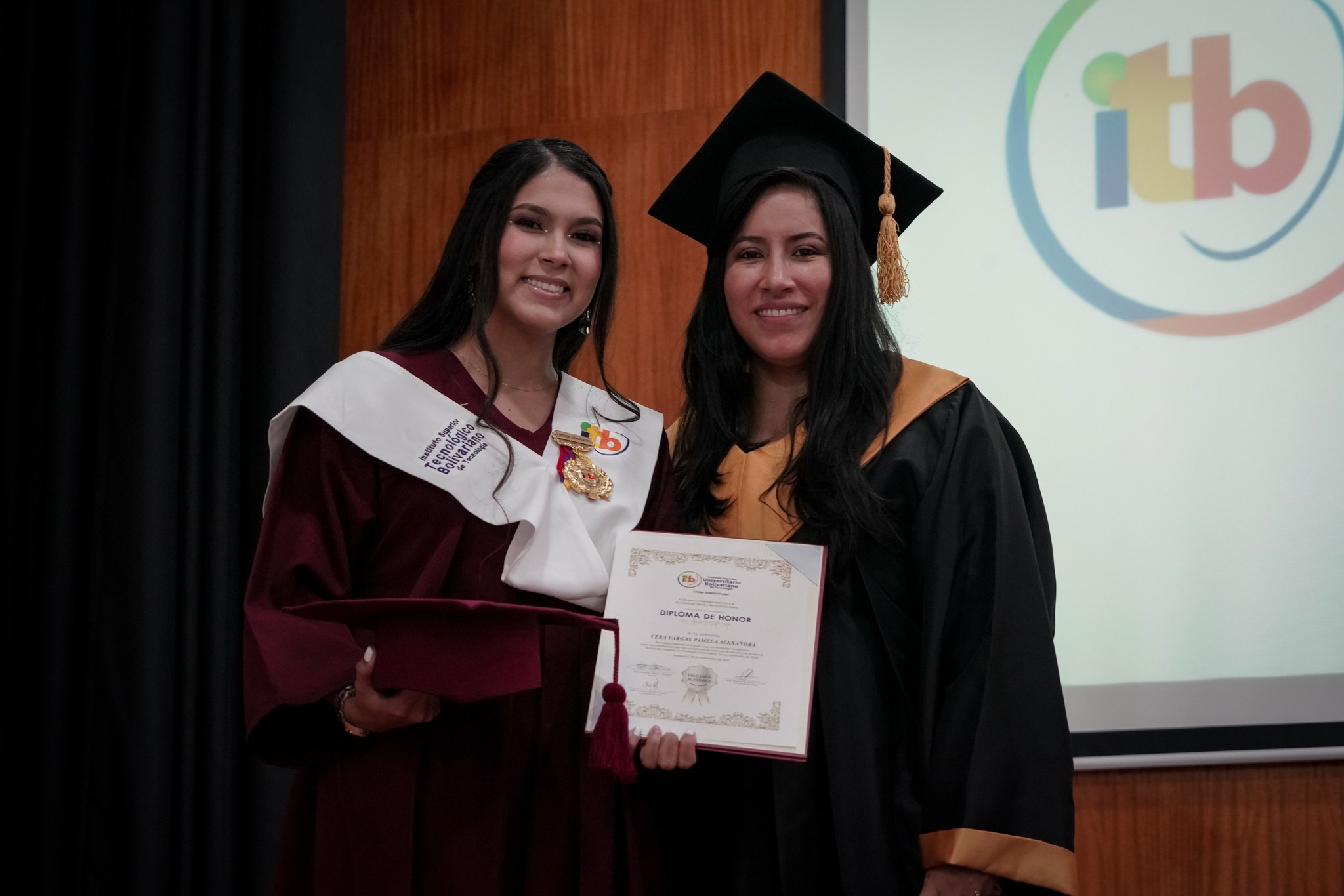  ITB celebra el éxito de 350 Graduados de FASSS 