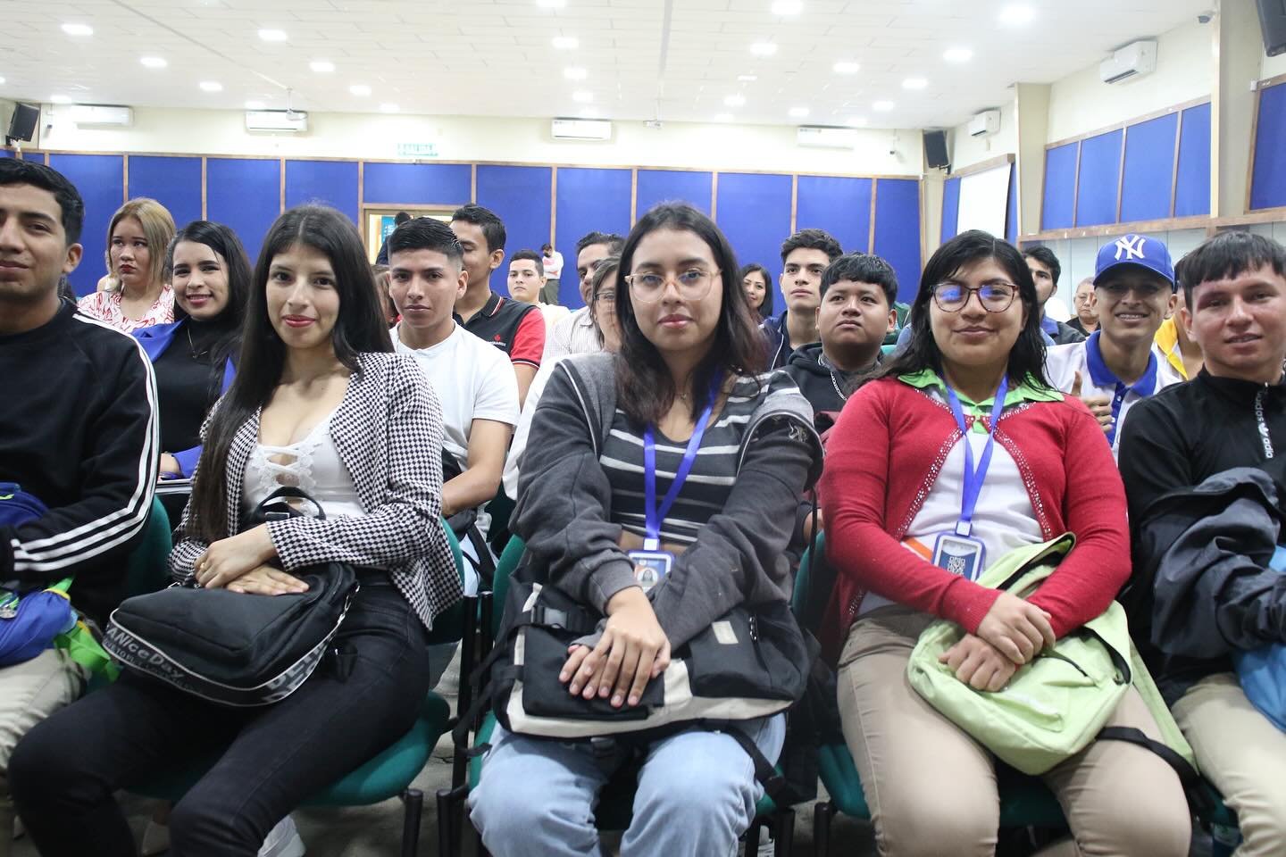 Estudiantes reciben charla educativa sobre educación financiera.