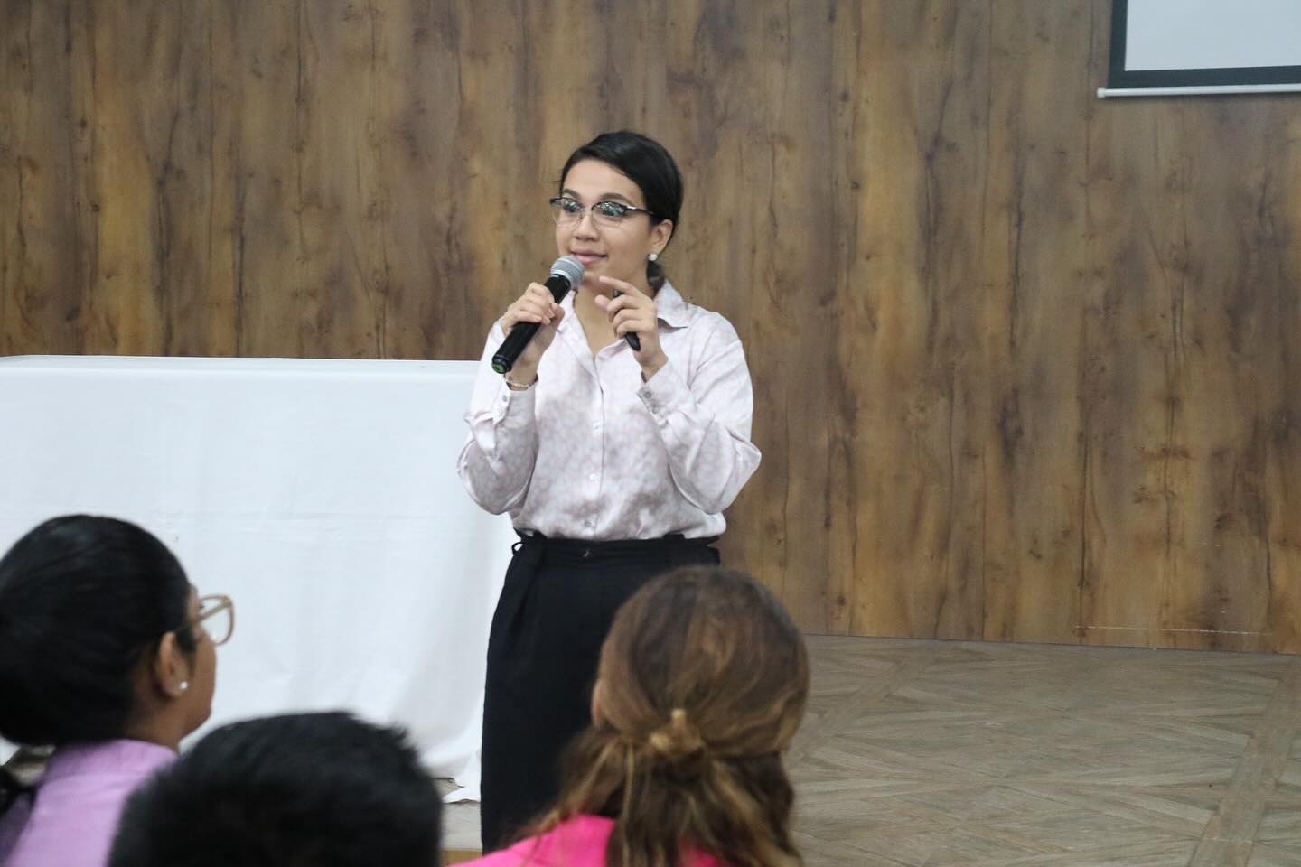 Estudiantes reciben charla educativa sobre educación financiera.