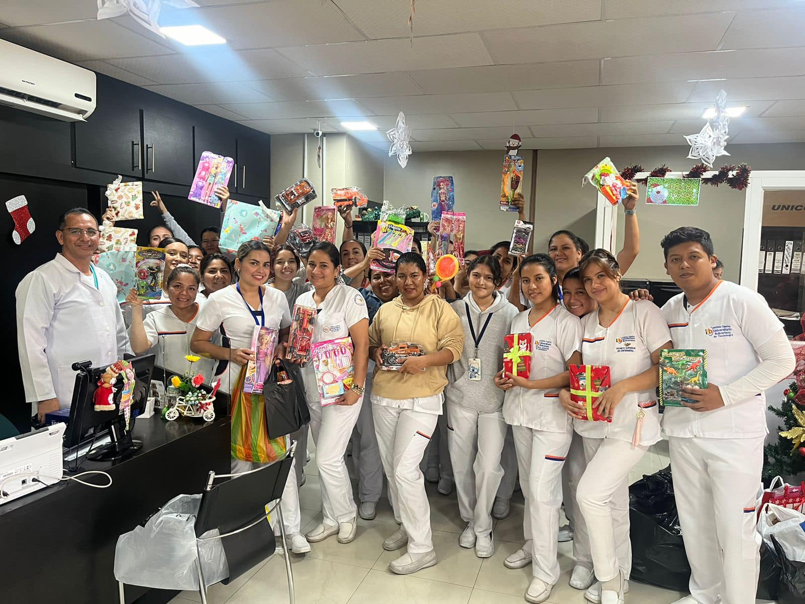 Estudiantes del ITB agasajan niños de los sectores vulnerables.