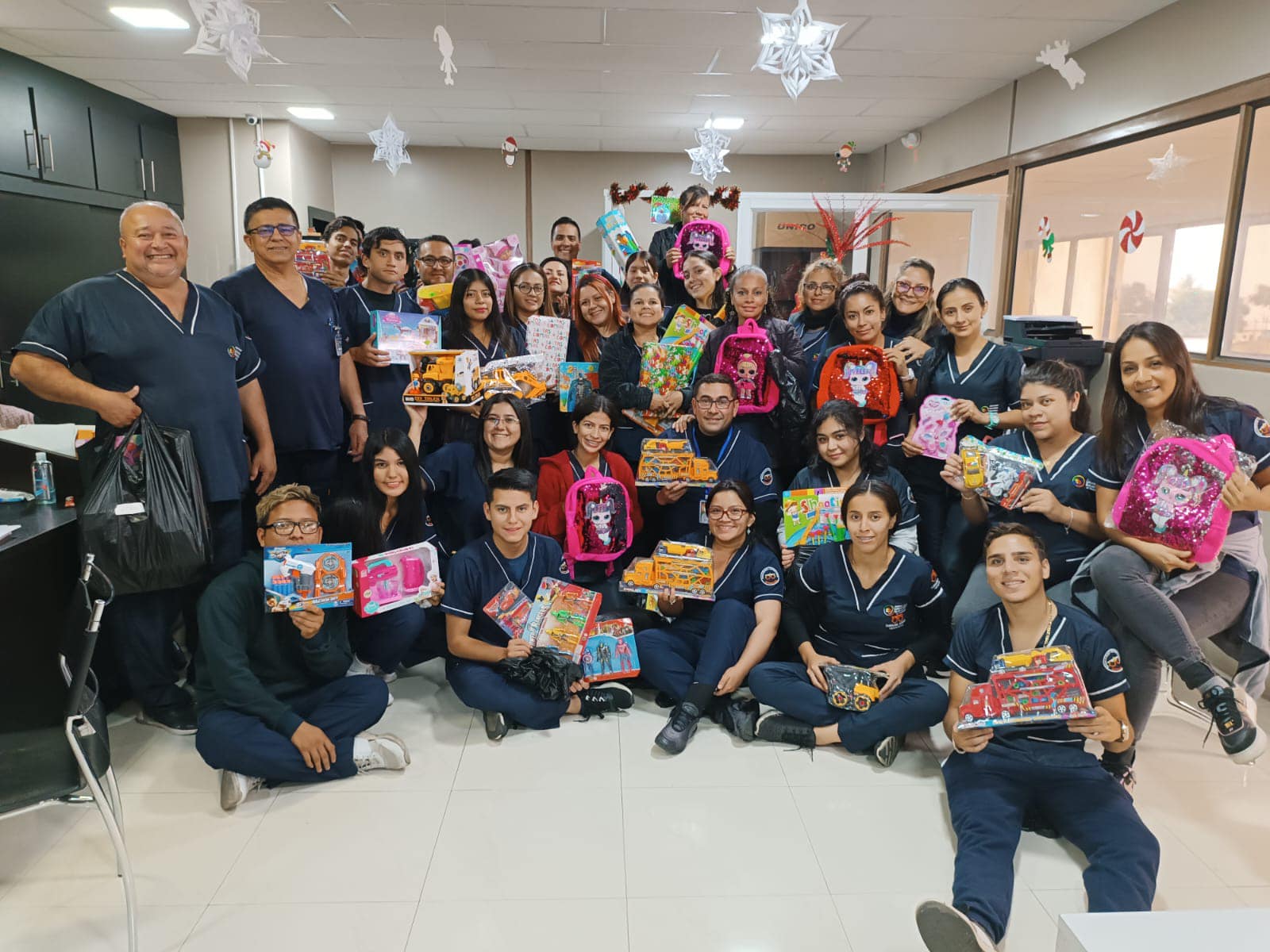 Estudiantes del ITB agasajan niños de los sectores vulnerables.