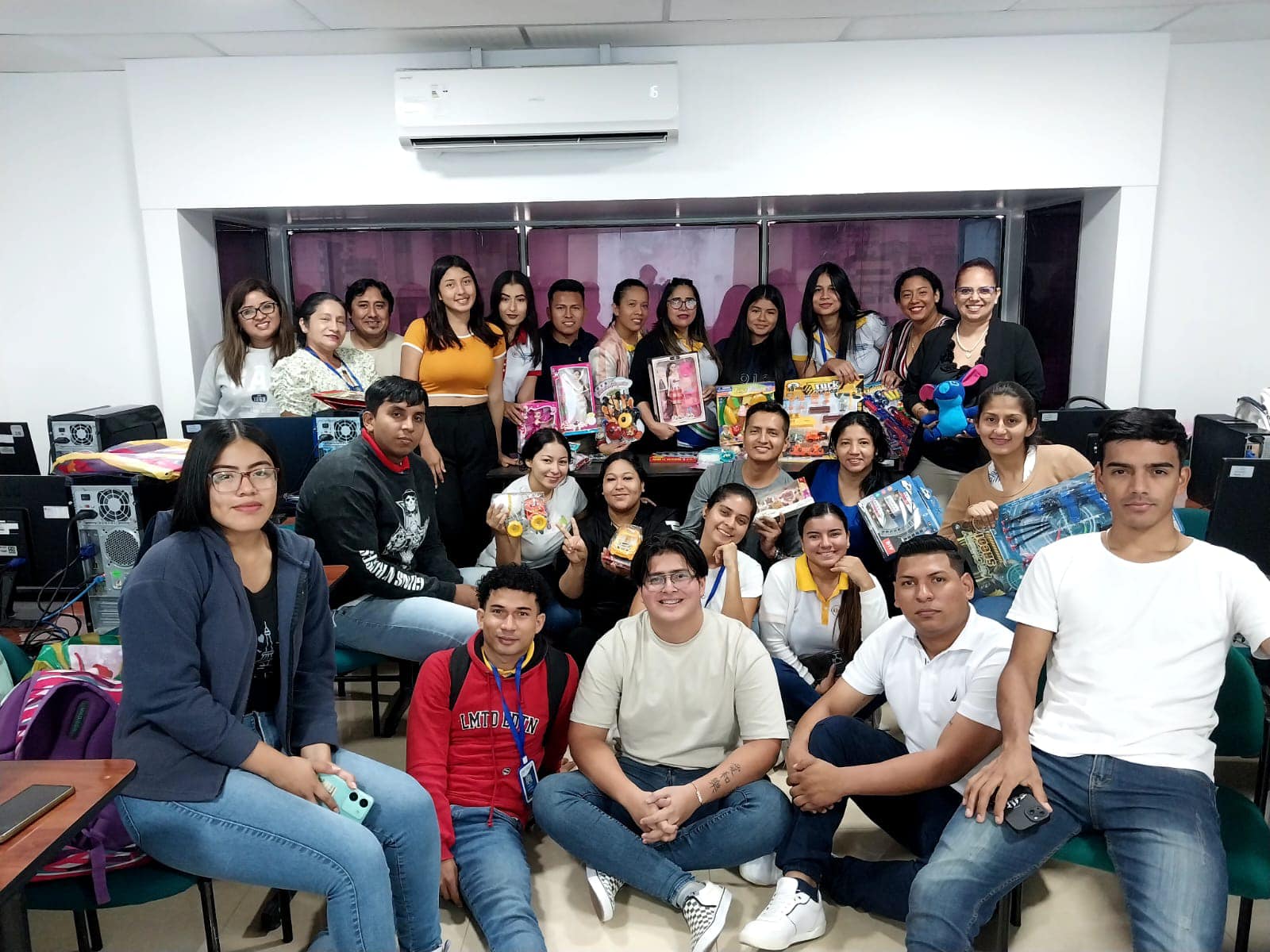 Estudiantes del ITB agasajan niños de los sectores vulnerables.