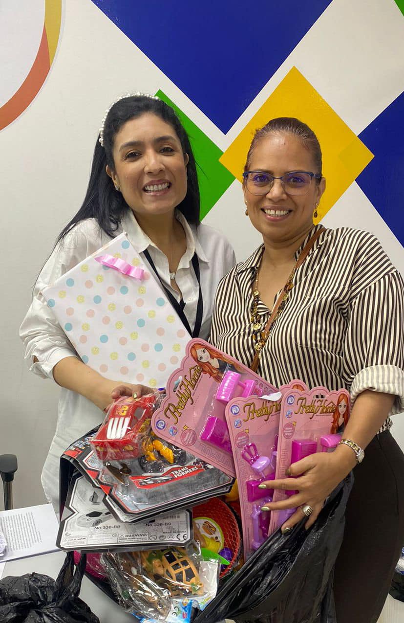 Estudiantes del ITB agasajan niños de los sectores vulnerables.