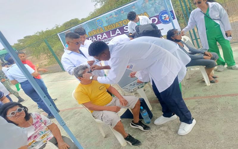 Estudiantes de Optometría aplican sus conocimientos y benefician a 300 personas.