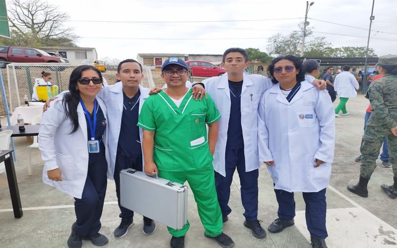 Estudiantes de Optometría aplican sus conocimientos y benefician a 300 personas.