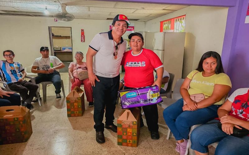 ITB entrega canastas navideñas a personas adultas mayores y con discapacidad.