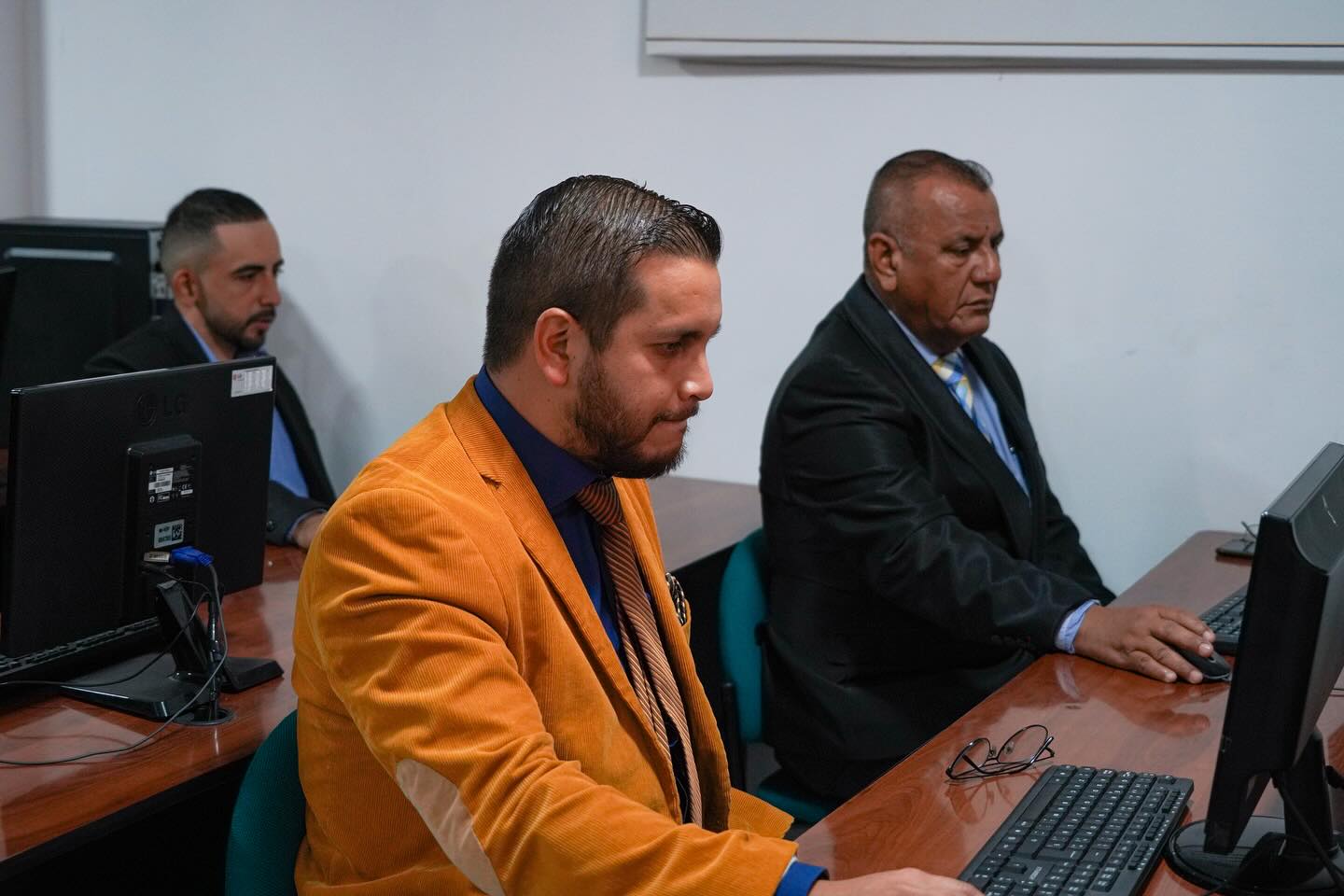 Estudiantes de Tránsito realizan examen complexivo.