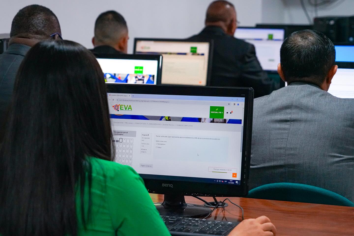 Estudiantes de Tránsito realizan examen complexivo.