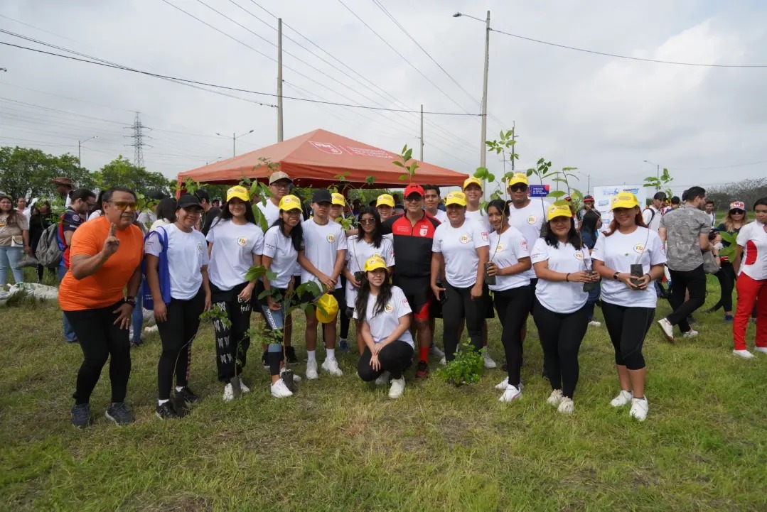 Más de 100 estudiantes de ITB participan en jornada de reforestación