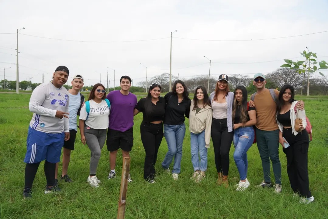 Más de 100 estudiantes de ITB participan en jornada de reforestación